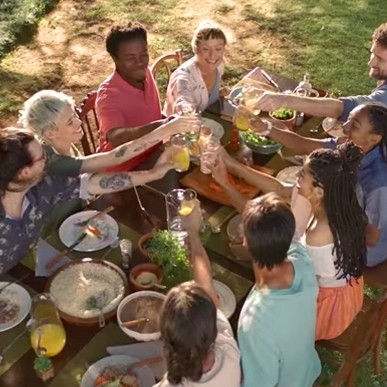 Campanha institucional do Pão de Açúcar mostra como “É simples ser feliz”