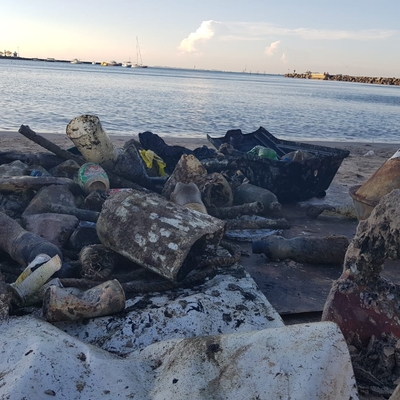 Devassa realiza limpeza do oceano após tradicional Banho de Mar à fantasia