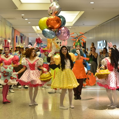 PARADA ANIMADA DE PÁSCOA LEVA MAGIA, DIVERSÃO E GOSTOSURAS DA DATA PARA O SHOPPING DA BAHIA