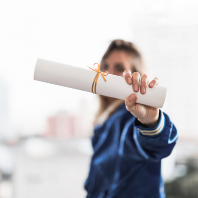 Incentivo aos estudos: ACBEU realiza formatura com premiação de bolsas para cursos avançados 