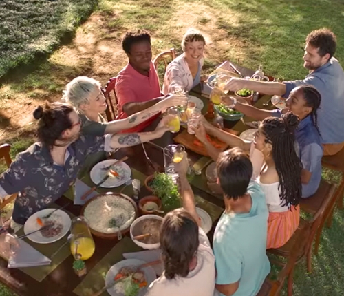 Campanha institucional do Pão de Açúcar mostra como “É simples ser feliz”